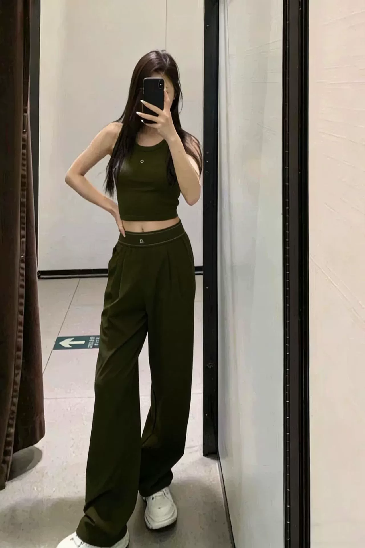 Vintage olive green women lightweight wide leg jogger pants mirror selfie, pleated front wide leg thin quick dry fabric matching sleeveless crop tank top