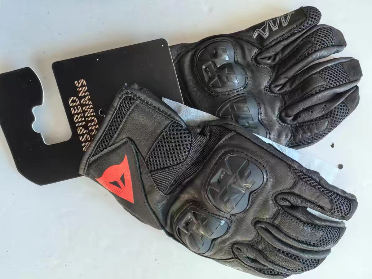 Selling points of black universal riding gloves
