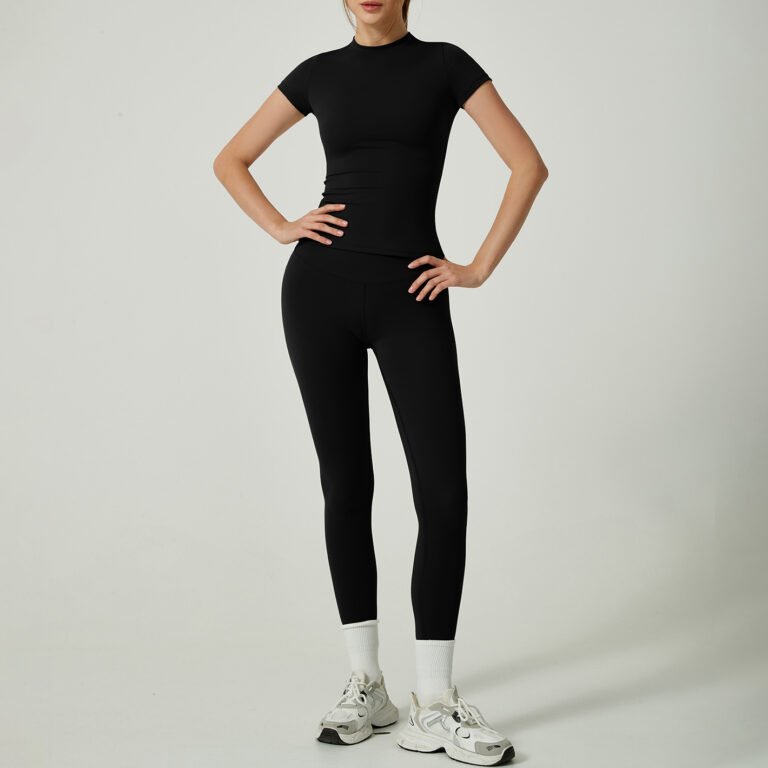 Green yoga pants and short-sleeved shirt set separate top pants split view